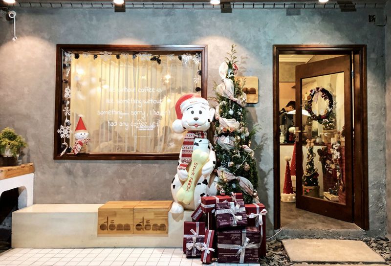Trang trí noel quán cafe với người tuyết