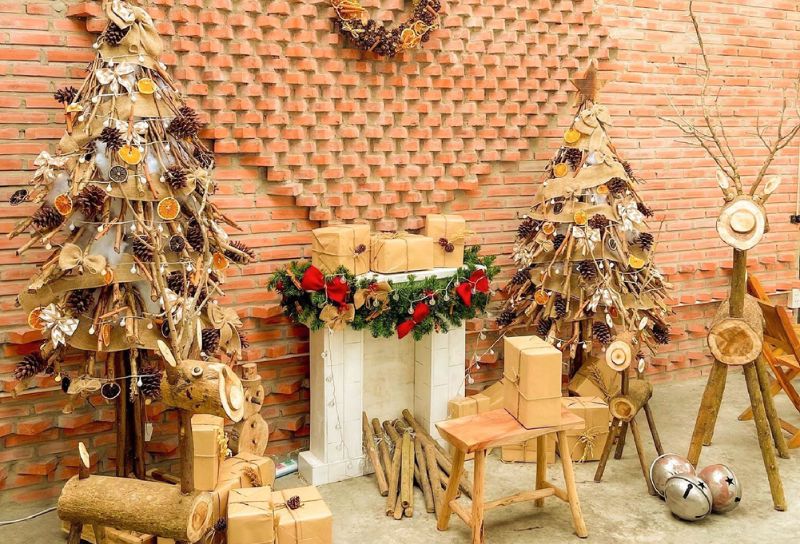 Trang trí noel cho quán cafe với cây khô