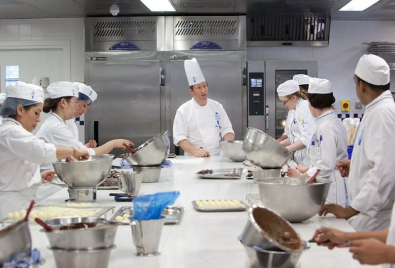Thực hiện chuyên môn hóa nhiệm vụ cho từng bộ phận trong khu vực bếp