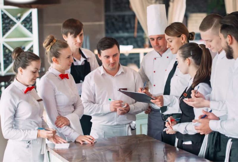 Các yếu tố ảnh hưởng đến chất lượng dịch vụ trong nhà hàng